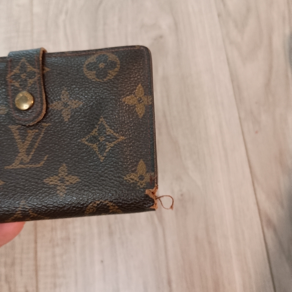 LOUIS VUITTON French Kisslock Wallet | Monogram - Picture 4 of 16
